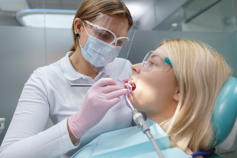 Jak w czasie pandemii przygotować się na wizytę u stomatologa?